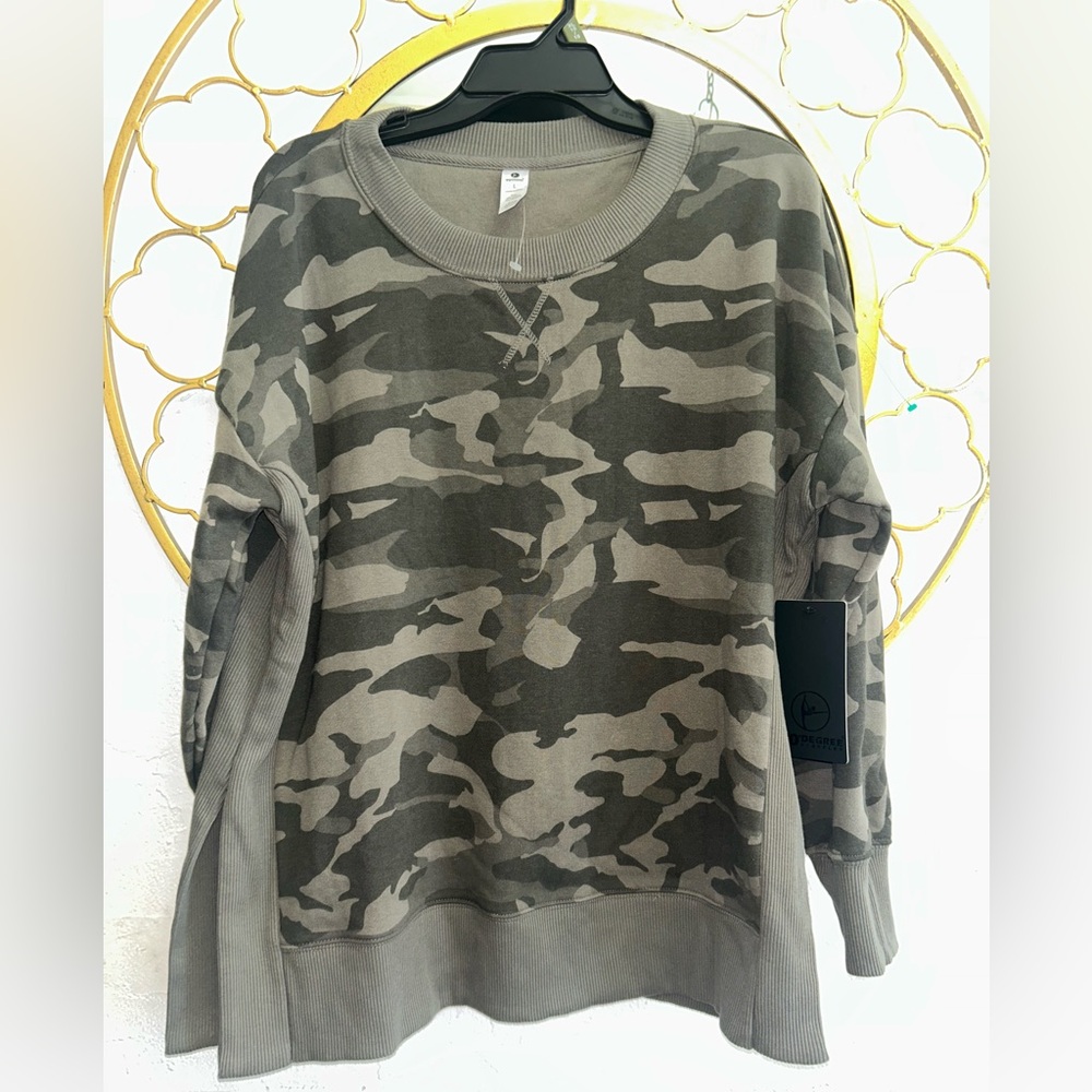 Women’s-NWT-90 degree by reflex-Camo split hem sweatshirt. Size Large